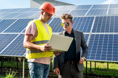 İş adamı güneş paneline karşı mühendis çalışma sürecini tartıştı