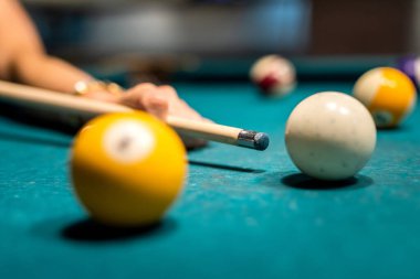 Kadın el ele tutuşup bilardo toplarına atış yapmaya hazırlanıyor. oyun konsepti