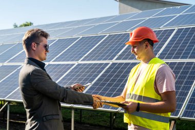İşçi ve müşteri arasında güneş panelleri kurulum sayısı