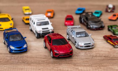 Farklı araba oyuncaklarının genel görünümü