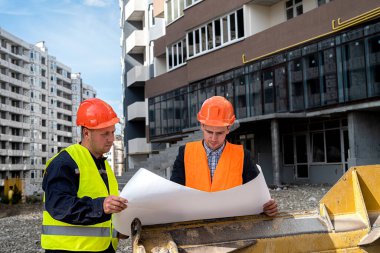 Tulum ve peri masalları içinde iki işçi inşaat alanında bir inşaat planı ortaya çıkardı. İnşaat konsepti