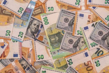 Dünyanın önde gelen iki para birimi olarak dolar ve euro banknotları. iş ve finans