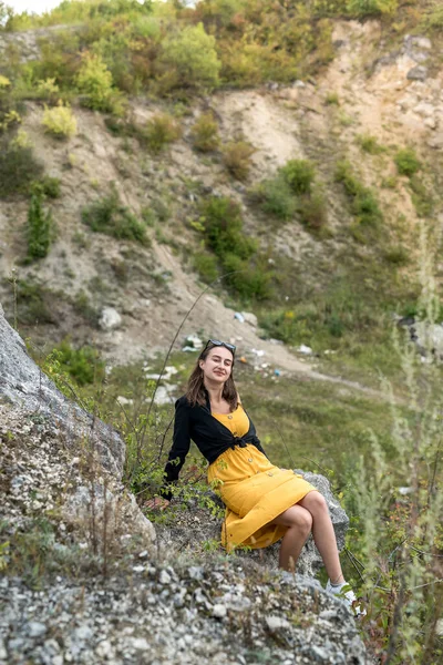 Bella Ragazza Modello Posa Vicino Rocce Cava Sabbia Montagna Libertà — Foto Stock