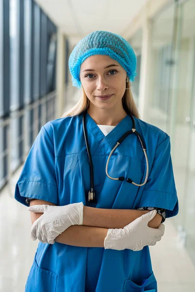 Die Blonde Krankenschwester Uniform Mit Hut Auf Dem Kopf Stethoskop — Stockfoto