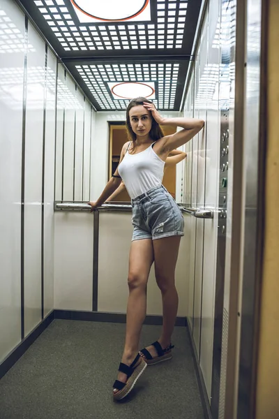 Портрет Улыбающейся Юной Леди Стоящей Лифте Летнее Короткое Полотно — стоковое фото
