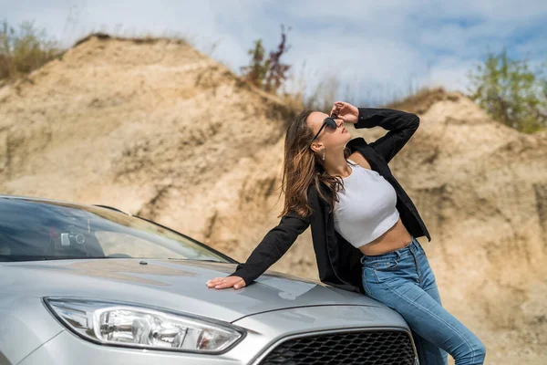 Hübsches Junges Mädchen Posiert Sommerurlaub Einem Sandsteinbruch Neben Dem Auto — Stockfoto