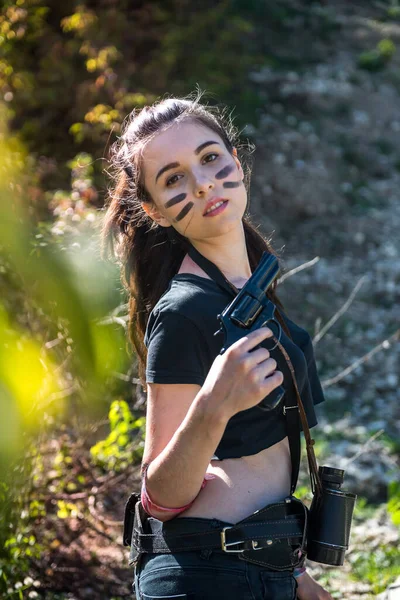 Sexy Modelo Femenino Usar Tela Corta Con Pistola Verano Aire — Foto de Stock