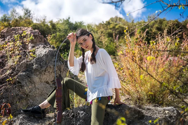 Giovane Donna Stile Come Popoli Nativi America Con Arco Freccia — Foto Stock