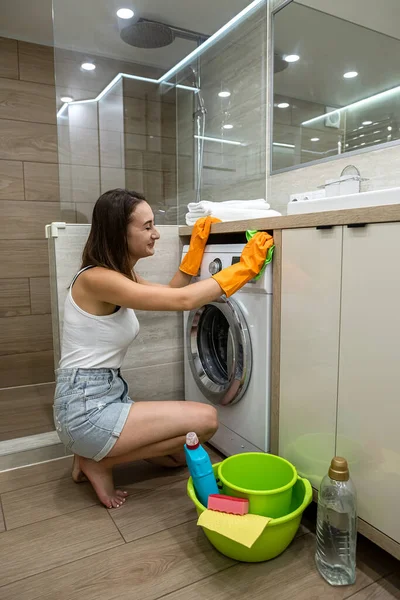 Jovencita Haciendo Limpieza Servicios Limpieza Baño — Foto de Stock