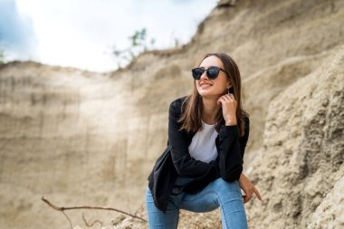 Yaz mevsiminde, taş ocağında güzel bir genç kadın. macera