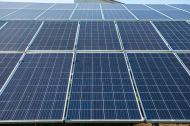 Alternatif elektrik kaynağı olarak güneş paneline yakın, yeşil enerji