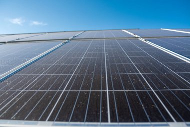 Güneş paneli sistemi, mavi gökyüzüne karşı yenilenebilir enerji kavramı