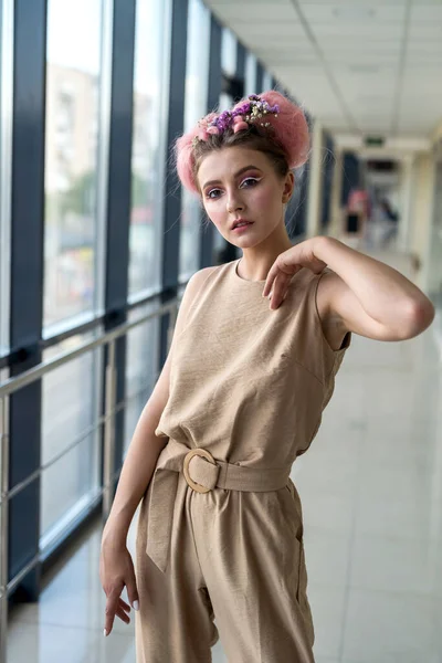 Güzel, genç ve moda hanımı bahar havasında poz veriyor.