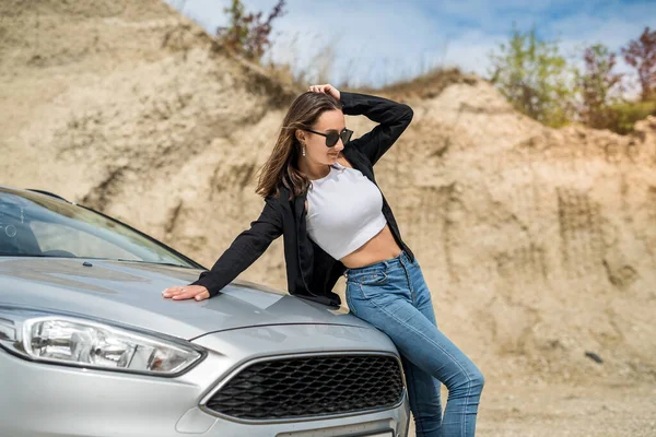 Schöne Bein Der Nähe Des Autos Posiert Sandigen Ufer Während — Stockfoto