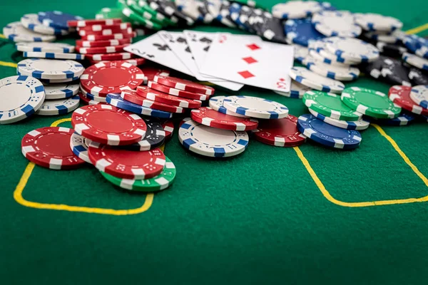 Cartões Fichas Coloridas Estão Espalhadas Nova Mesa Poker Verde Conceito — Fotografia de Stock