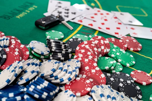 Araba Anahtarıyla Riskli Bahisle Poker Oynamak Için Fiş Kart Kumarhane — Stok fotoğraf