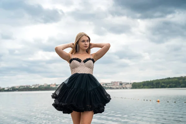 Elegant Blonde Woman Fashion Black Night Dress Lake Lifestyle — Foto Stock