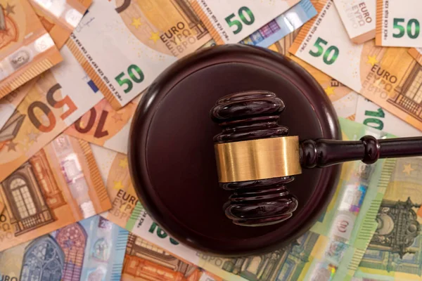 Банкноты Евро Судьей Молотком Концепция Коррупции Вид Сверху — стоковое фото