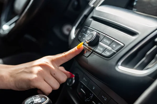 Mano Femminile Vicino Auto Donna Dentro Auto — Foto Stock