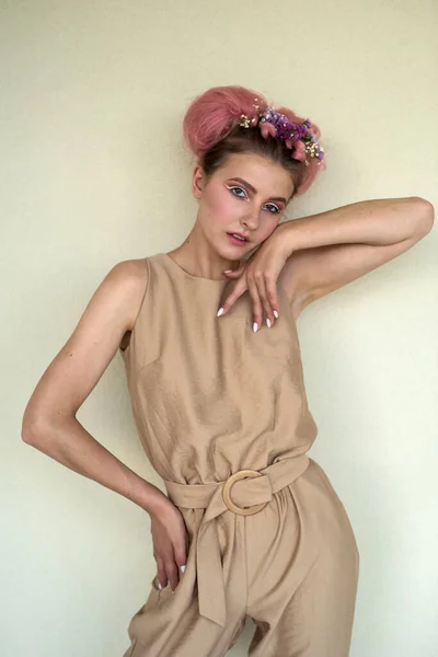 현대식 베이지 정장을 아름다운 여성의 — 스톡 사진