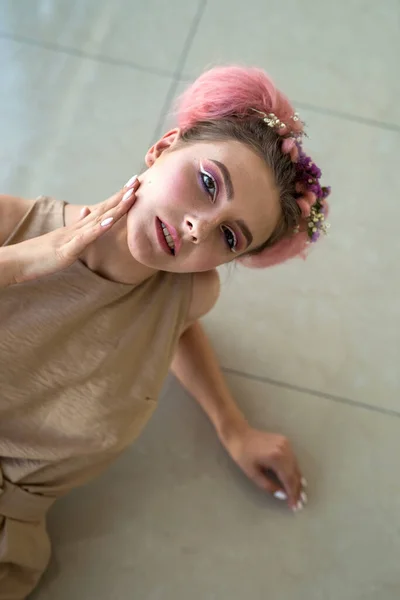 Portret Stylowej Kobiety Beżowym Garniturze Stylem Makijażem Pozowanie Przed Kamerą — Zdjęcie stockowe