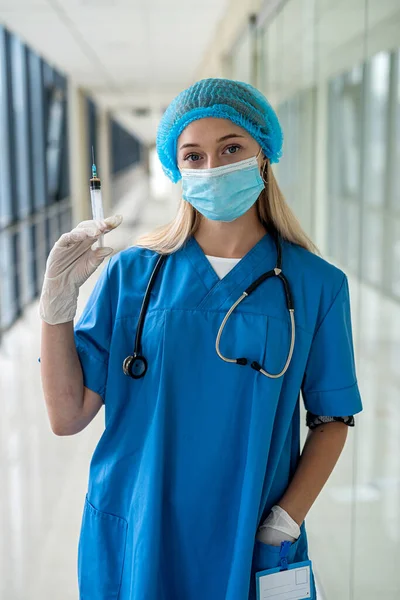 Junge Krankenschwester Uniform Und Maske Mit Einer Spritze Den Händen — Stockfoto