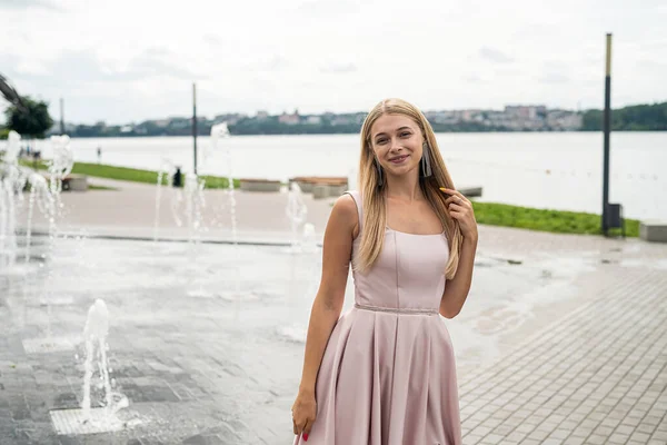 Young Woman Enjoying Summer Time Posing Alone Cute Ping Dress — Foto Stock