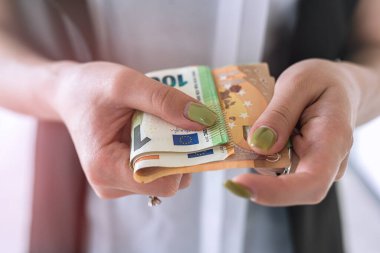 İş kadını, başarı anlaşmasından sonra avro parası sayıyor. Maaş ya da alışveriş konsepti