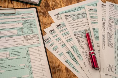 Amerika Birleşik Devletleri 1040 vergi formları, masada yatan kalemle ABD vatandaşları tarafından doldurulmaya hazır. belgelendirme kavramı