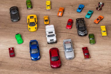 Masada bir sürü küçük oyuncak araba var.