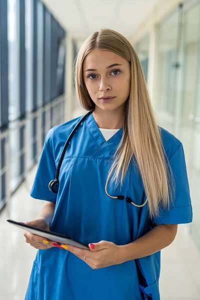 Piękna Młoda Pielęgniarka Stetoskopem Tabletem Stoi Korytarzu Koncepcja Medycyny — Zdjęcie stockowe