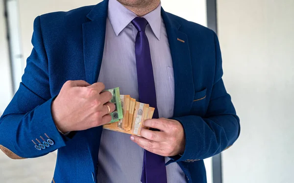 Szczęśliwy Biznesmen Trzymać Pieniądze Euro Sukcesie Koncepcja Wynagrodzenia Lub Łapówki — Zdjęcie stockowe