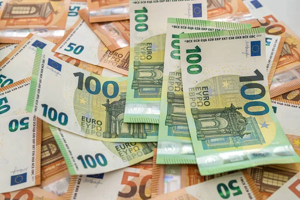 Νέα Πορτοκαλί Τραπεζογραμμάτια Των Ευρώ Είναι Διάσπαρτα Στο Τραπέζι Και — Φωτογραφία Αρχείου