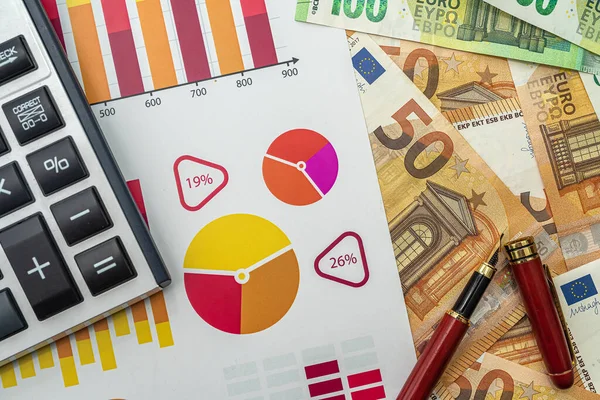 Vackra Nya Färggrafer Med Svart Miniräknare Ligger Nya Eurosedlar Affärsidé — Stockfoto