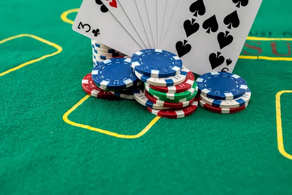 Açılan Kartlar Poker Masasındaki Renkli Çiplerin Üzerinde Duruyor Poker Konsepti — Stok fotoğraf