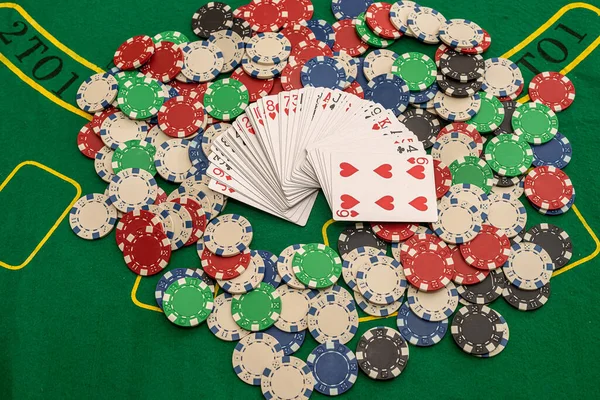 Yeşil Profesyonel Poker Masasında Renkli Fişleri Olan Bir Yelpazenin Içine — Stok fotoğraf