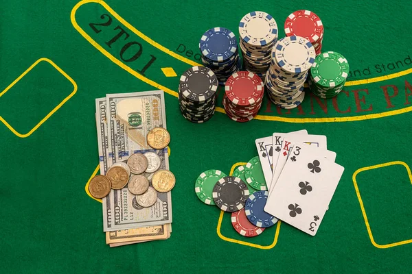 Νέα Δολάρια Παίζοντας Χαρτιά Χρωματιστά Τσιπ Διάσπαρτα Στο Παιχνίδι Πράσινο — Φωτογραφία Αρχείου