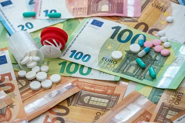 Различные Таблетки Банкнотах Евро Качестве Фона Высокая Стоимость Лекарств — стоковое фото