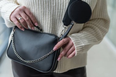 Genç ve narin bir bayanın çok işlevli çantası şeklinde şık, güzel bir aksesuar. Moda konsepti. Aksesuar konsepti