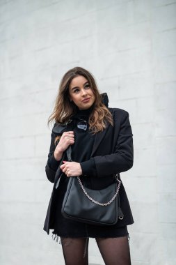 Sonbaharda eşsiz genç bir kız şehrin güzel yerlerinde mutlu bir şekilde yürüyor. Sonbahar konsepti. Şehir konsepti