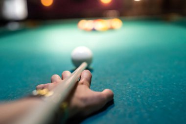 Bilardo oynayan kadın, oyuncuya yakın çekim yap. Oyun