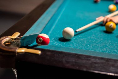 Erkek ya da kadın eli bilardoya ateş ediyor. oyun konsepti