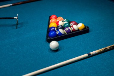 Bilardo masasında bilardo ıstakası ve renkli toplar. Mükemmel boş zaman geçirmek