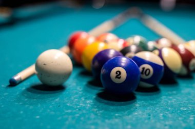 Yeşil bilardo masasında bilardo topları, eğlence için hazır. Yaşam biçimi