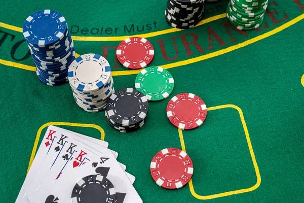 Μάρκες Και Κάρτες Για Παίξετε Πόκερ Βρίσκονται Στο Τραπέζι Καζίνο — Φωτογραφία Αρχείου