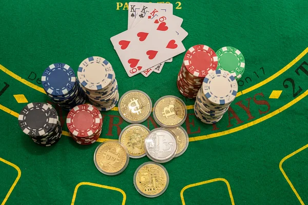Novas Cartas Poker Com Várias Fichas Dinheiro São Colocadas Uma — Fotografia de Stock