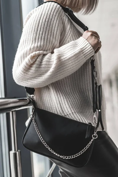 따뜻하고 스웨터 유행하는 소녀가 가방을 액세서리의 — 스톡 사진
