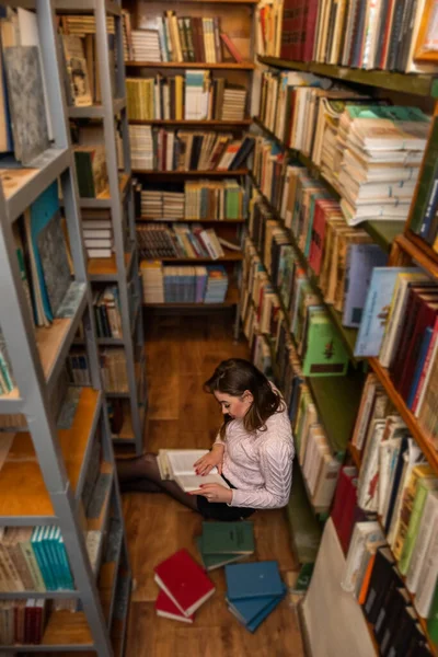 Güzel Genç Kız Öğrenmek Için Kütüphaneye Geldi Kütüphane Konsepti Okuma — Stok fotoğraf