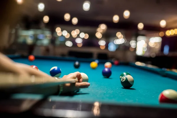 Kadın Eli Yeşil Bilardo Masasına Bilardo Topu Doğrultuyor Yaşam Biçimi — Stok fotoğraf