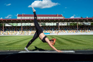 Stadyumda esneme hareketleri yapan bir kadın. fitness konsepti